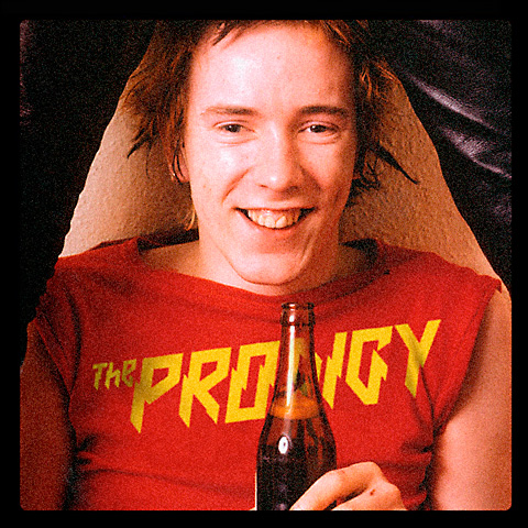 Johny Rottne v tričku s potlačou The Prodigy